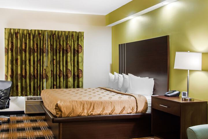1 King Bed (4 of 16)