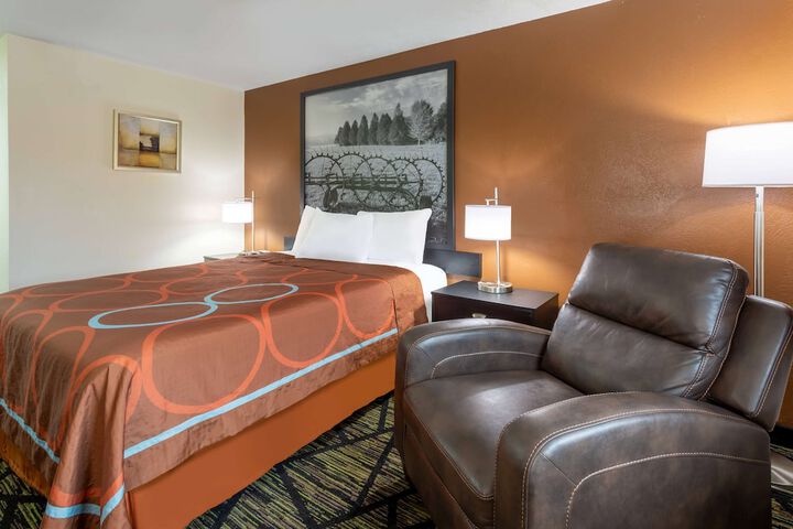 1 Queen Bed (1 of 5)