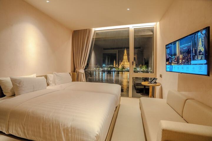 Room 5 of 8