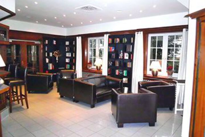 Lounge 8 of 21