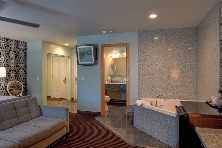 Deep soaking bathtub