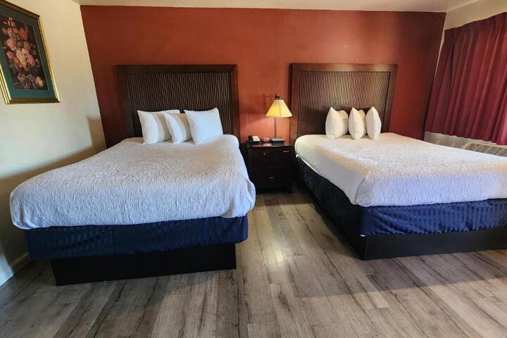 2 Queen Beds (5 of 9)