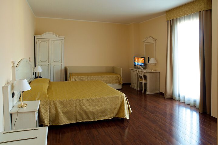 Room 10 of 27