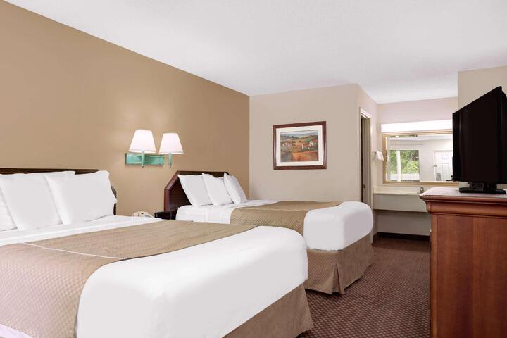 2 Queen Beds Accessible (9 of 12)