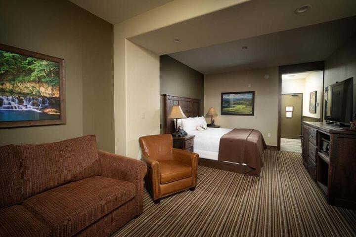 Lounge 36 of 38