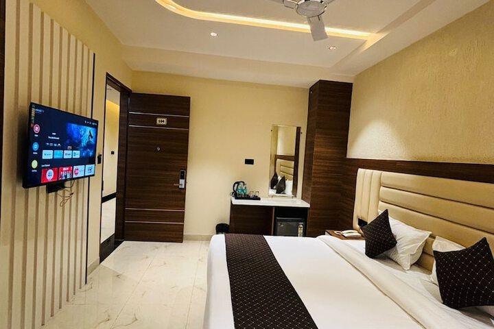 Room 6 of 28