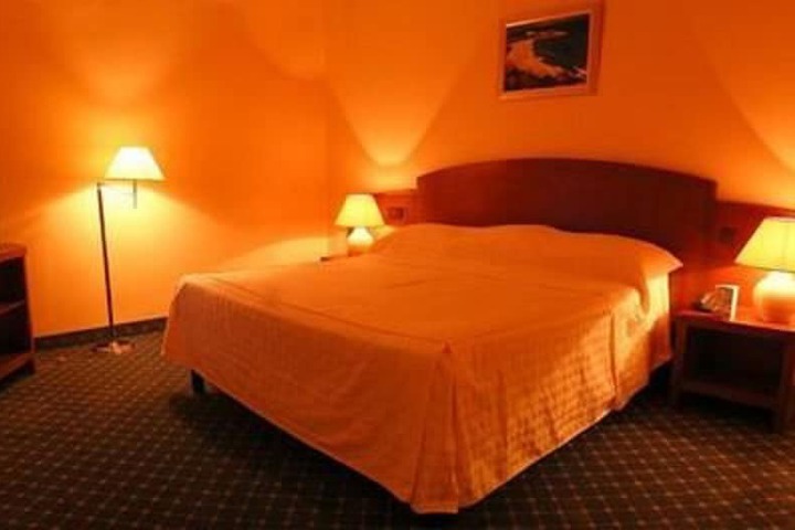 Room 5 of 38