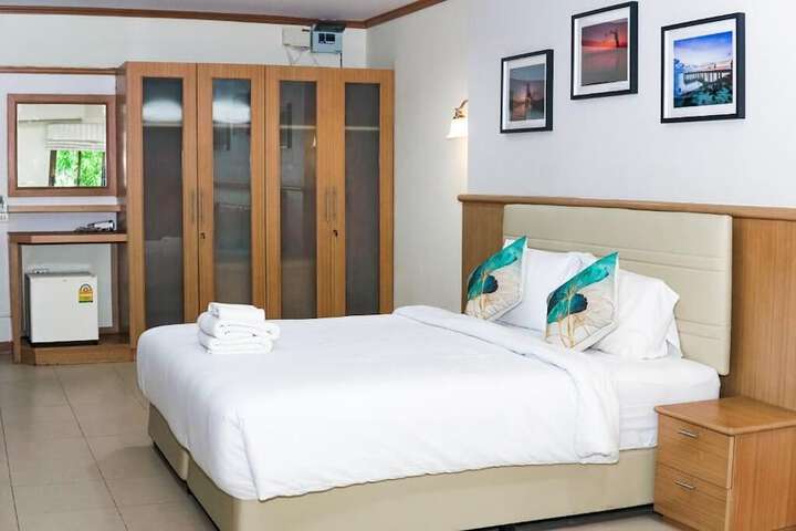 Room 6 of 17
