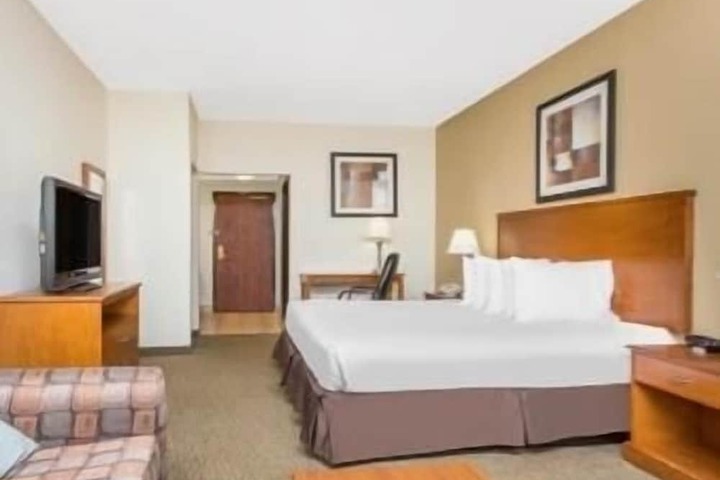 1 King Bed (3 of 6)