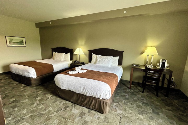 2 Queen Beds (3 of 16)