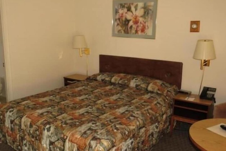 Room 7 of 16