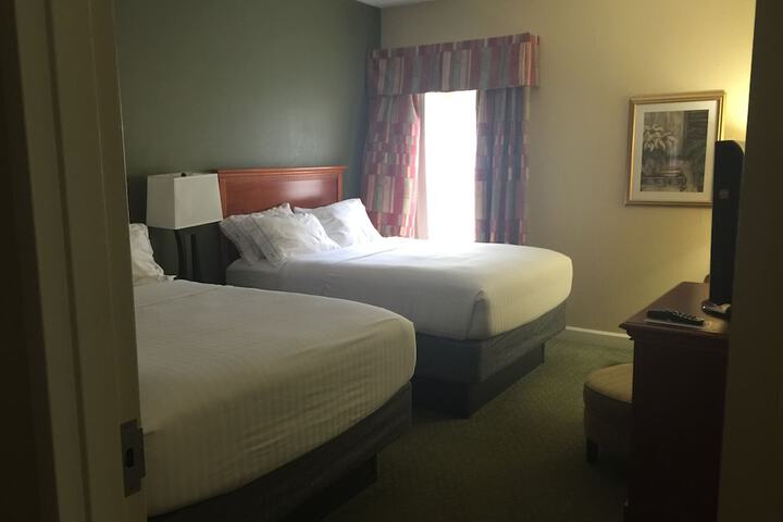 2 Queen Beds (2 of 12)