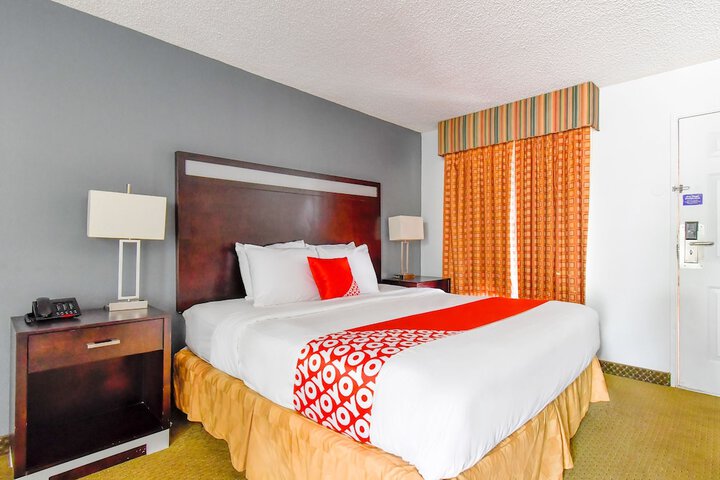 1 King Bed (4 of 8)