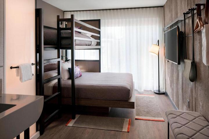 1 Queen Bed (23 of 25)