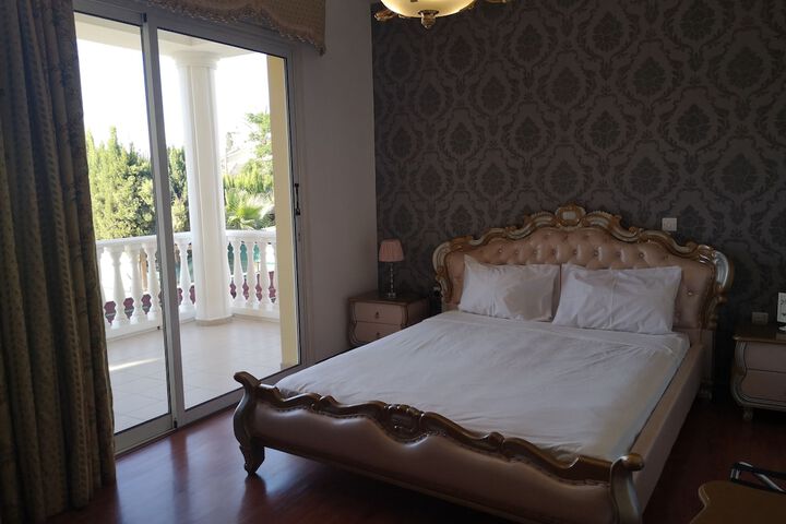 Room 3 of 110
