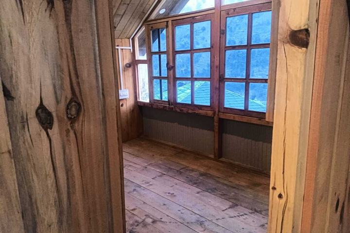 Room 4 of 28