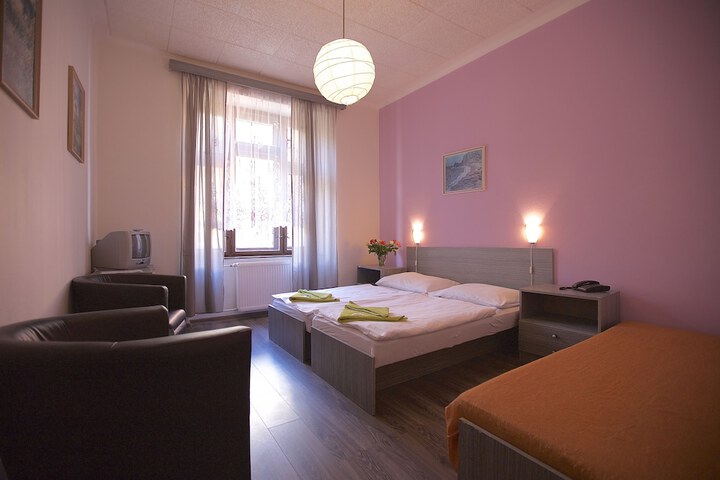 Room 7 of 33