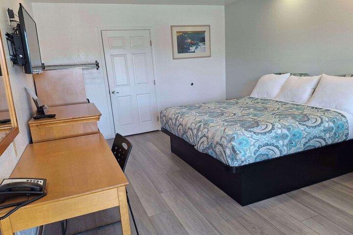 1 King Bed (1 of 8)