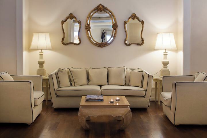 Lounge 75 of 92