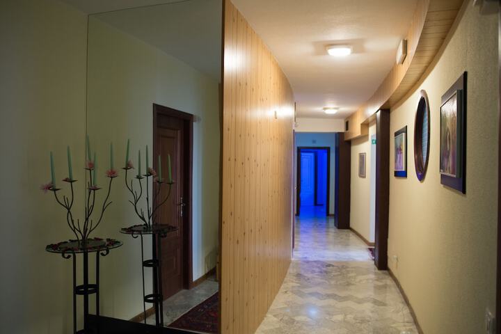 Ballroom/Hall 22 of 28