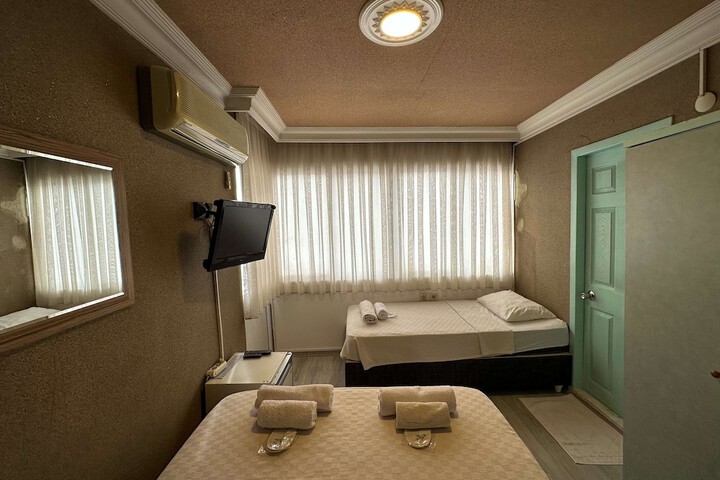 Room 22 of 102