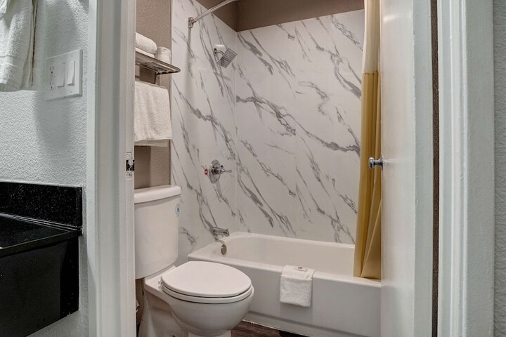 1 Queen Bed Refrigerator (7 of 13)