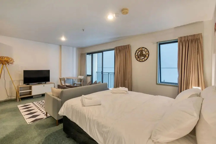 Room 5 of 12