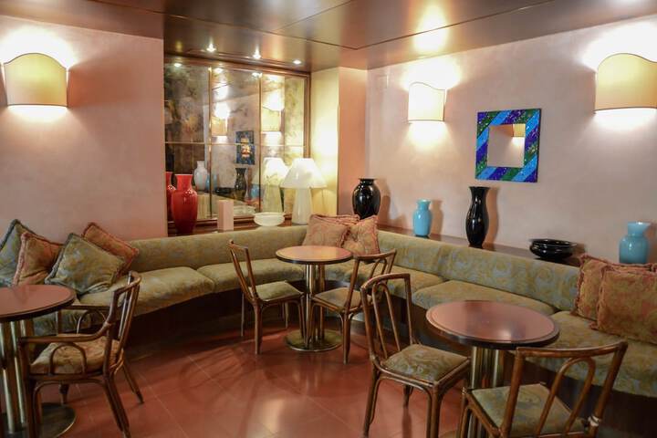 Lounge 21 of 26