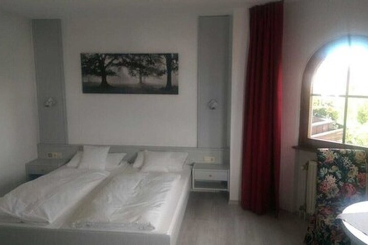 Room 3 of 8