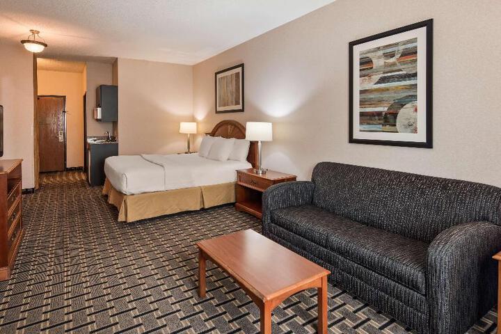 1 King Accessible Comm Assist Roll in Shower Microwave, Refrigerator WiFi Full Breakfast (11 of 16)