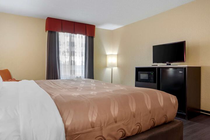 1 King Bed (7 of 18)