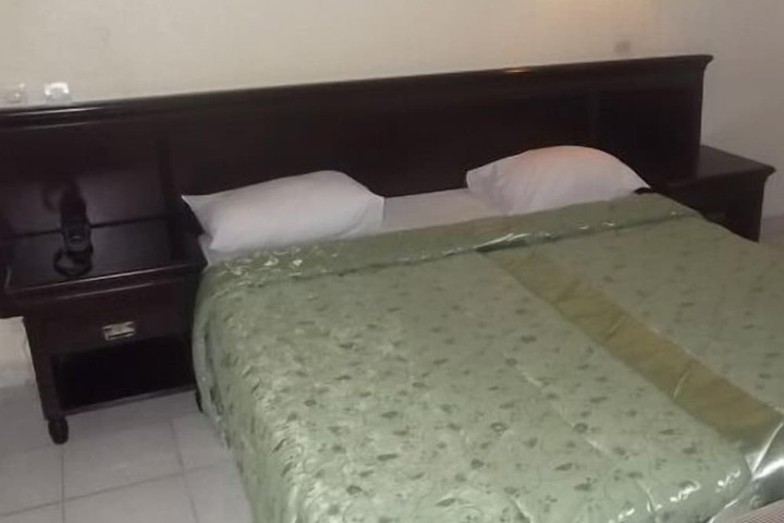 Room 10 of 33