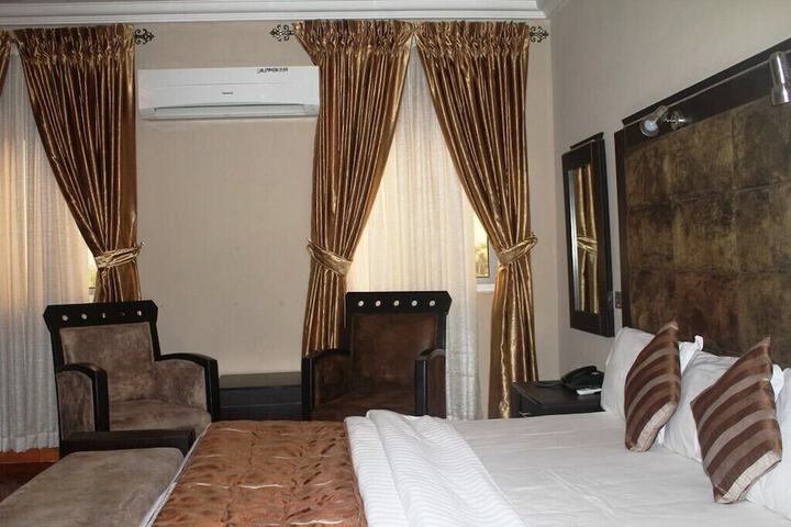 Room 7 of 27