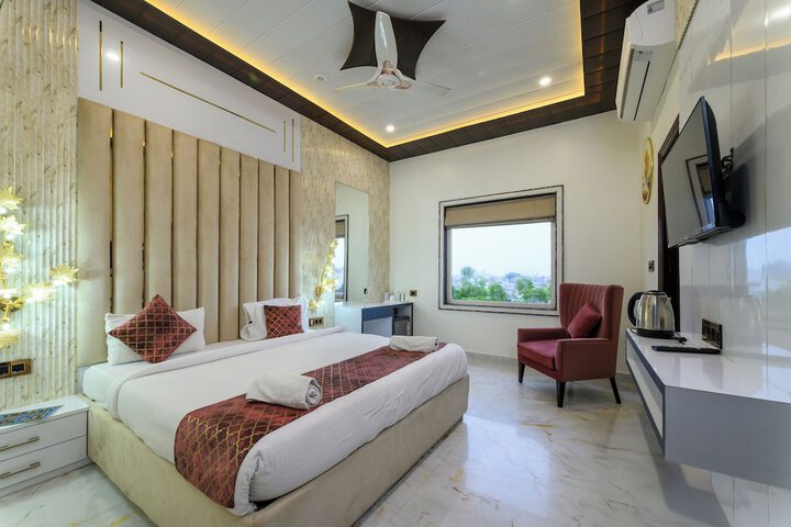 Room 6 of 14