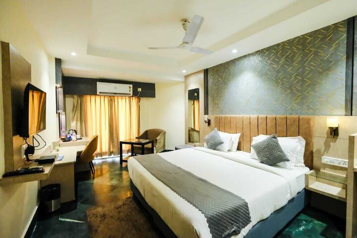 Room 6 of 28