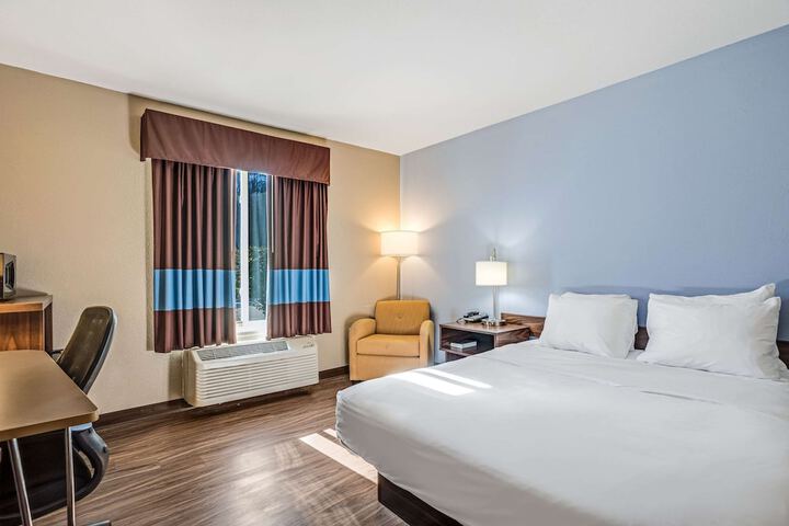 1 Queen Bed (2 of 12)