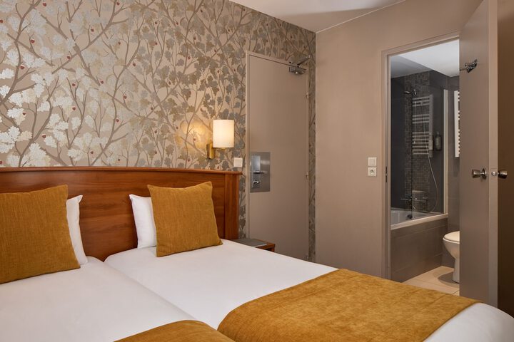 Room 17 of 40