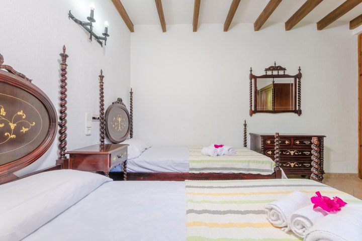 Room 5 of 18