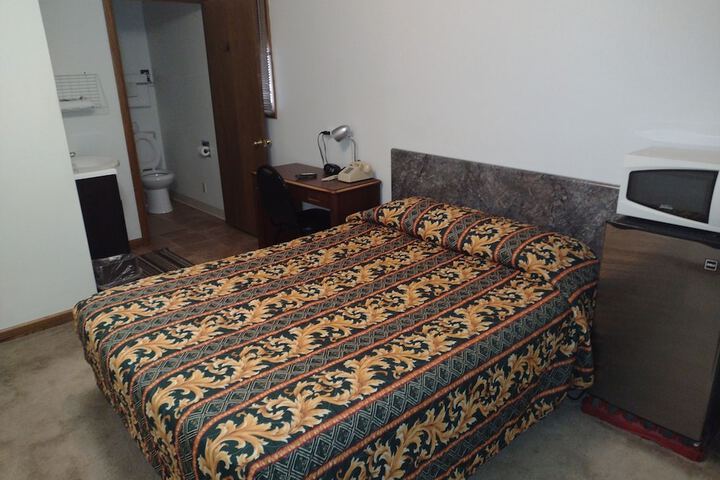 Classic Room 1 Queen Bed (4 of 11)