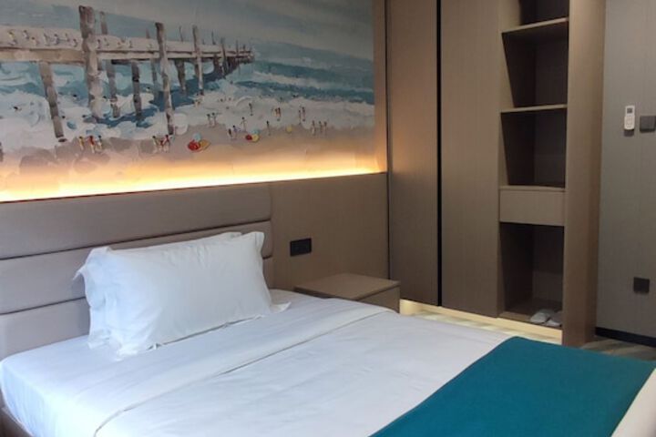 Room 8 of 16
