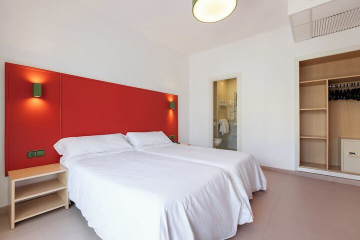 Room 27 of 62