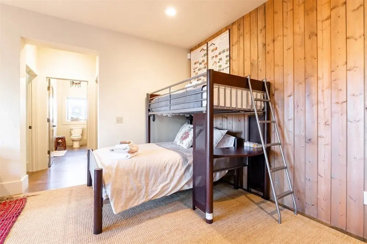 Room 4 of 20