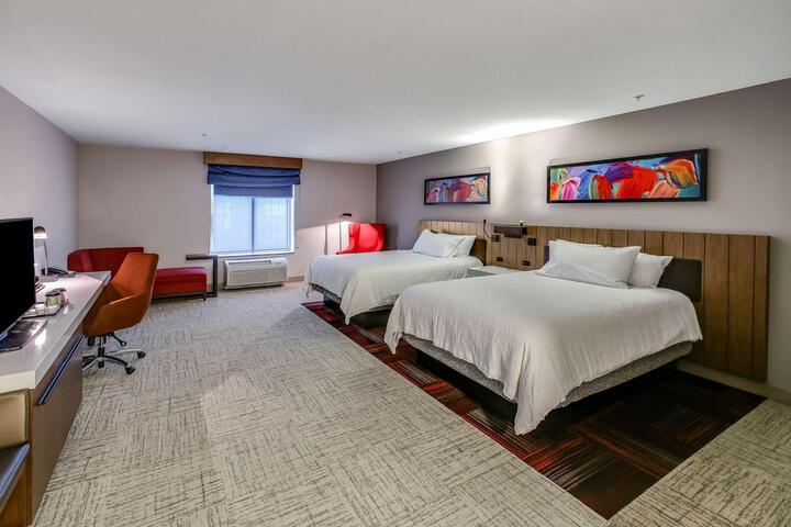2 Queen Beds (7 of 11)