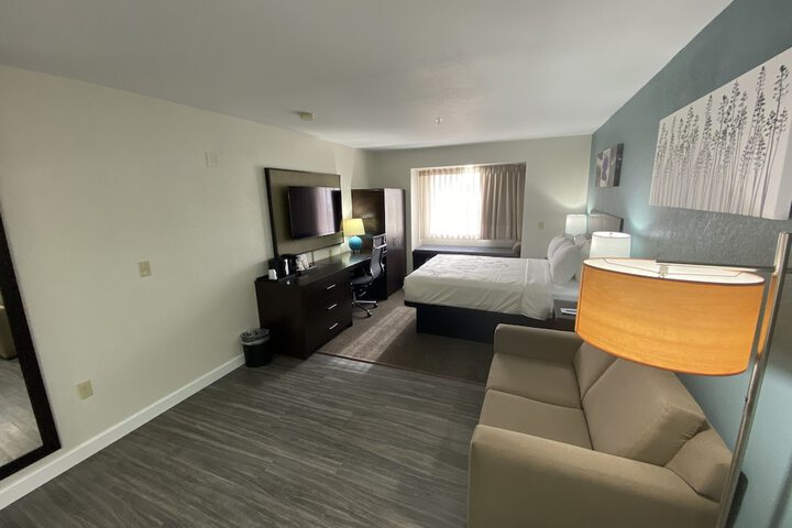 1 Queen Bed (19 of 27)