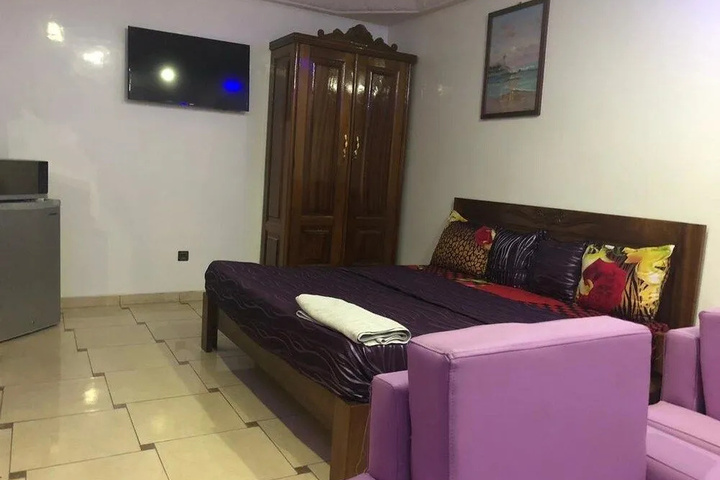 Room 5 of 12