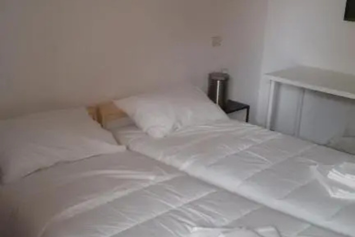 Room 6 of 13