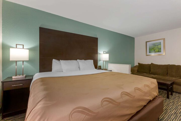 1 King Bed (18 of 30)