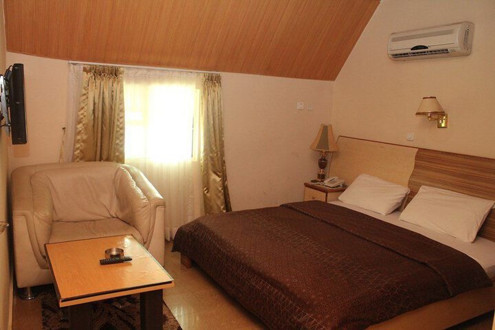 Room 10 of 28