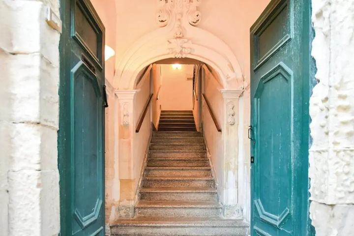 Room 7 of 11