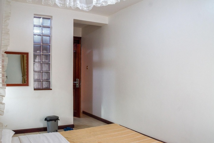 Room 4 of 32